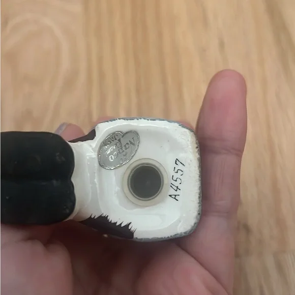 Salt and Pepper Shakers - Picture 5 of 5